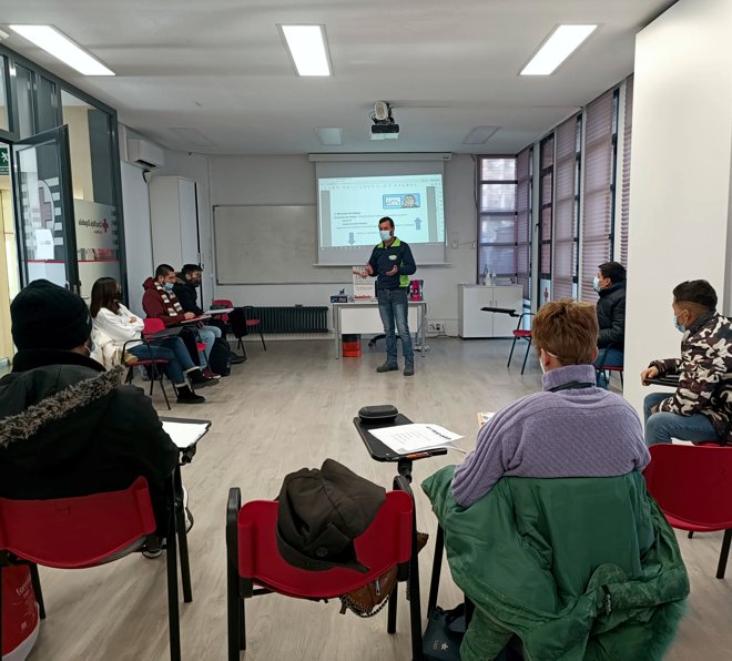 Paisajismo La Rioja, comprometidos con la formación continua y la divulgación de conocimiento. Fran de Paisajismo La Rioja impartiendo un curso de formación.