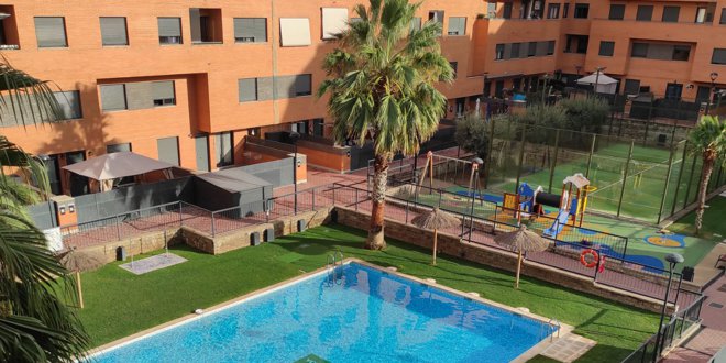 Paisajismo La Rioja: Mantenimiento de comunidades de vecinos. Comunidad de vecinos con piscina y pistas de tenis.