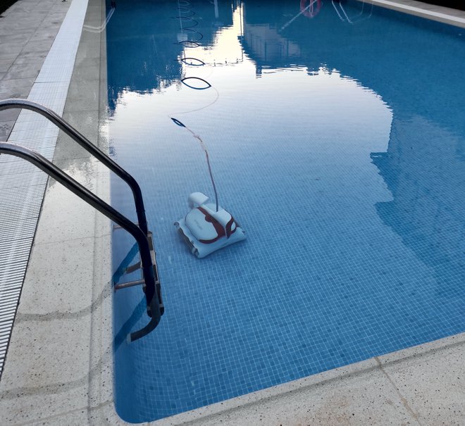 Paisajismo La Rioja - Limpieza de piscina con robot. Limpieza de piscina con robot.