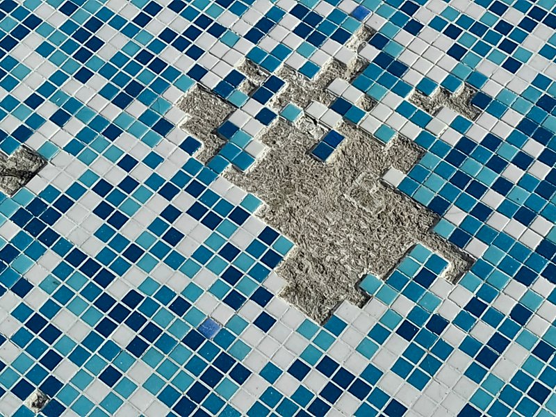 Paisajismo La Rioja: Revestimiento del vaso de la piscina deteriorado. Revestimiento del vaso de la piscina deteriorado.
