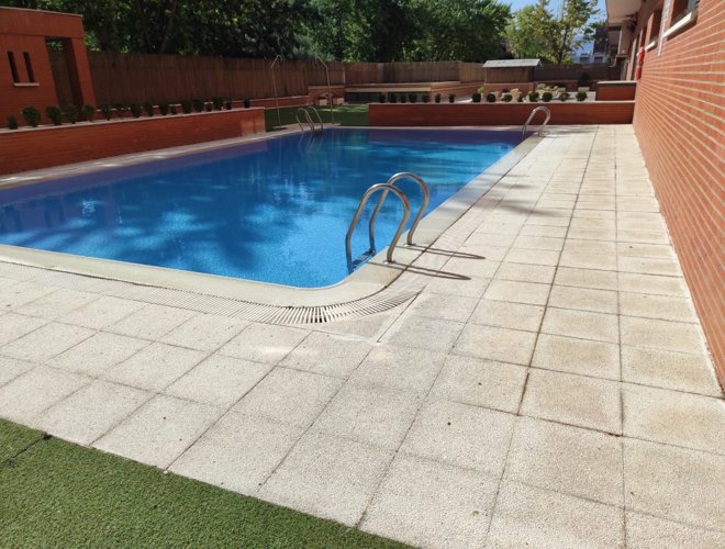 Piscina de comunidad de vecinos con mantenimiento contratado a Paisajismo La Rioja Piscina de comunidad de vecinos