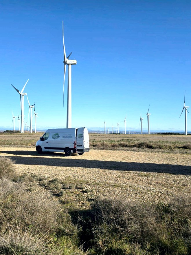 Desbroce en parque eólico Vehiculo de empresa de Paisajismo La Rioja en Parque Eólico