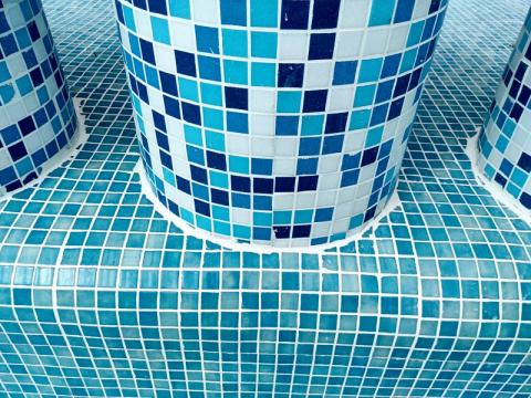 Sellado de pilotes de seguridad de piscina.