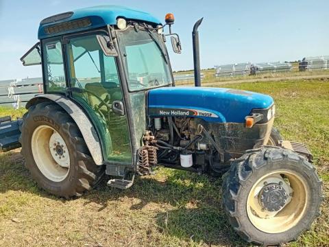 Tractor azul en parque de placas solares