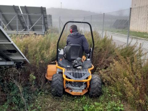 Desbrozadora de Paisajismo La Rioja con operario trabajando en un terreno de placas solares