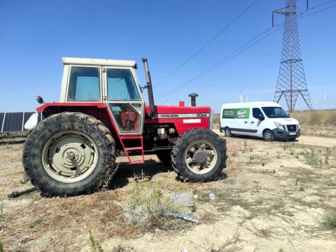 Tractor rojo y vwhículo de Paisajismo La Rioja en parque de placas solares