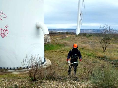 Trabajador de Paisajismo La Rioja realizando tareas de desbroce en un parque eólico