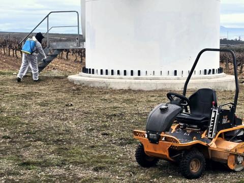 Trabajador de la empresa Paisajismo La Rioja realizando labores de mantenimiento en la base de un aerogenerador