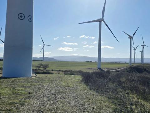 Campo de aerogerendores con el terreno desbrozado