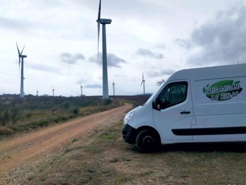 ehículo de la empresa Paisajismo La Rioja en un parque eólico