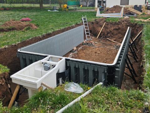 Vaso de piscina colocado en el hueco en la tierra