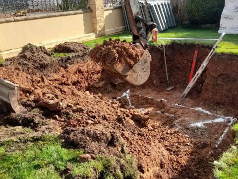 Excavadora excavando tierra para la construcción de una piscina